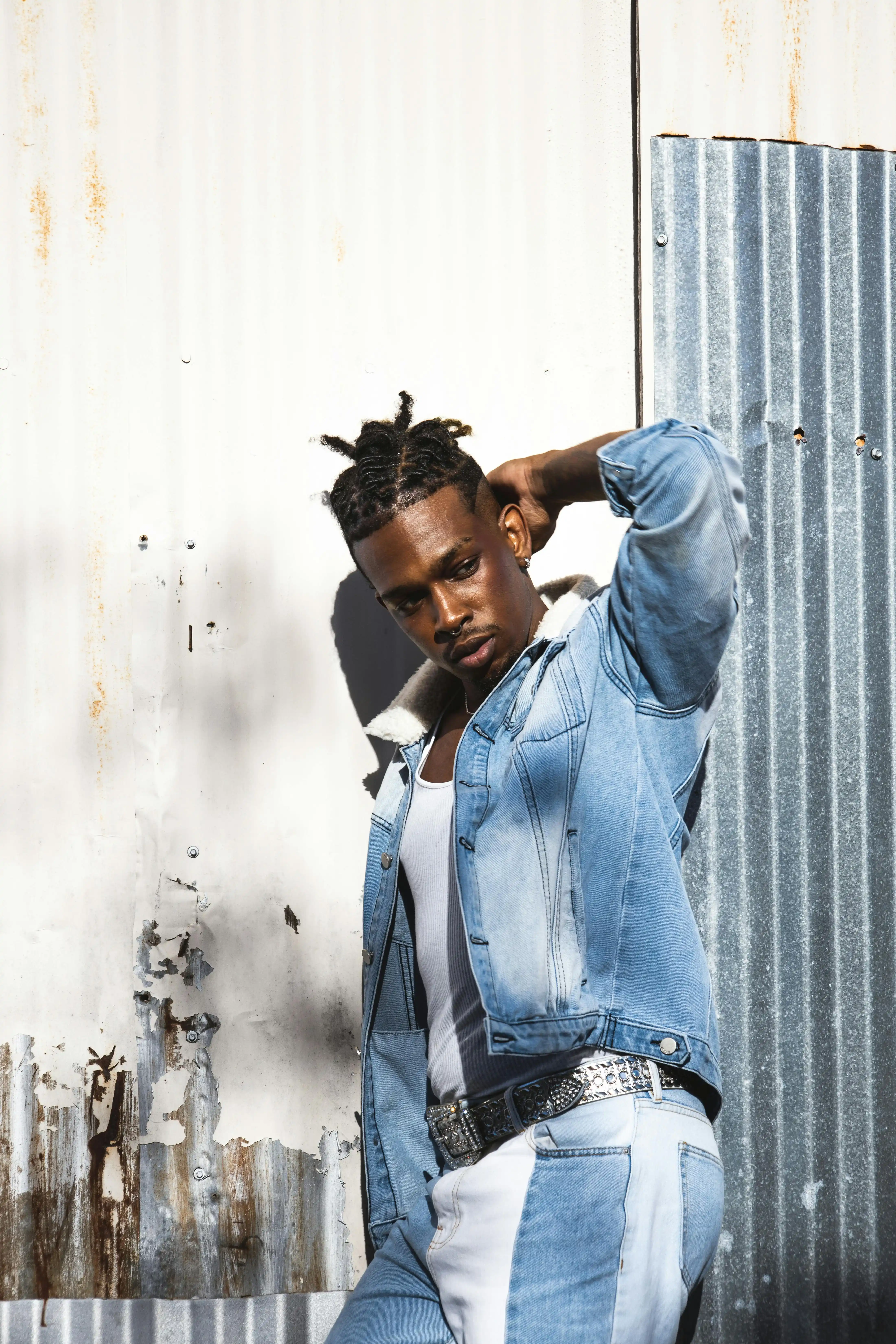 foto-de-modelo-masculino-posando-prenda